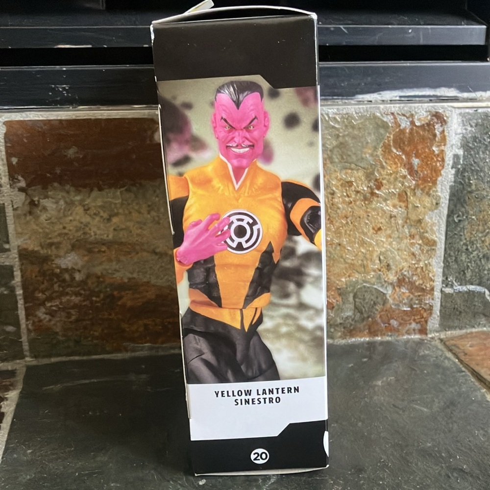 DC Collectibles Yellow Lantern Sinestro Figure - Picture 3 of 4